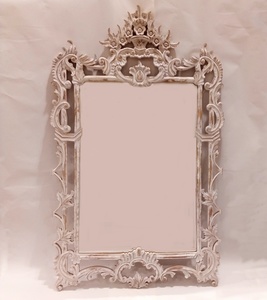 Espejo con marco de madera tallada decorada en blanco decapado 95 x 156
