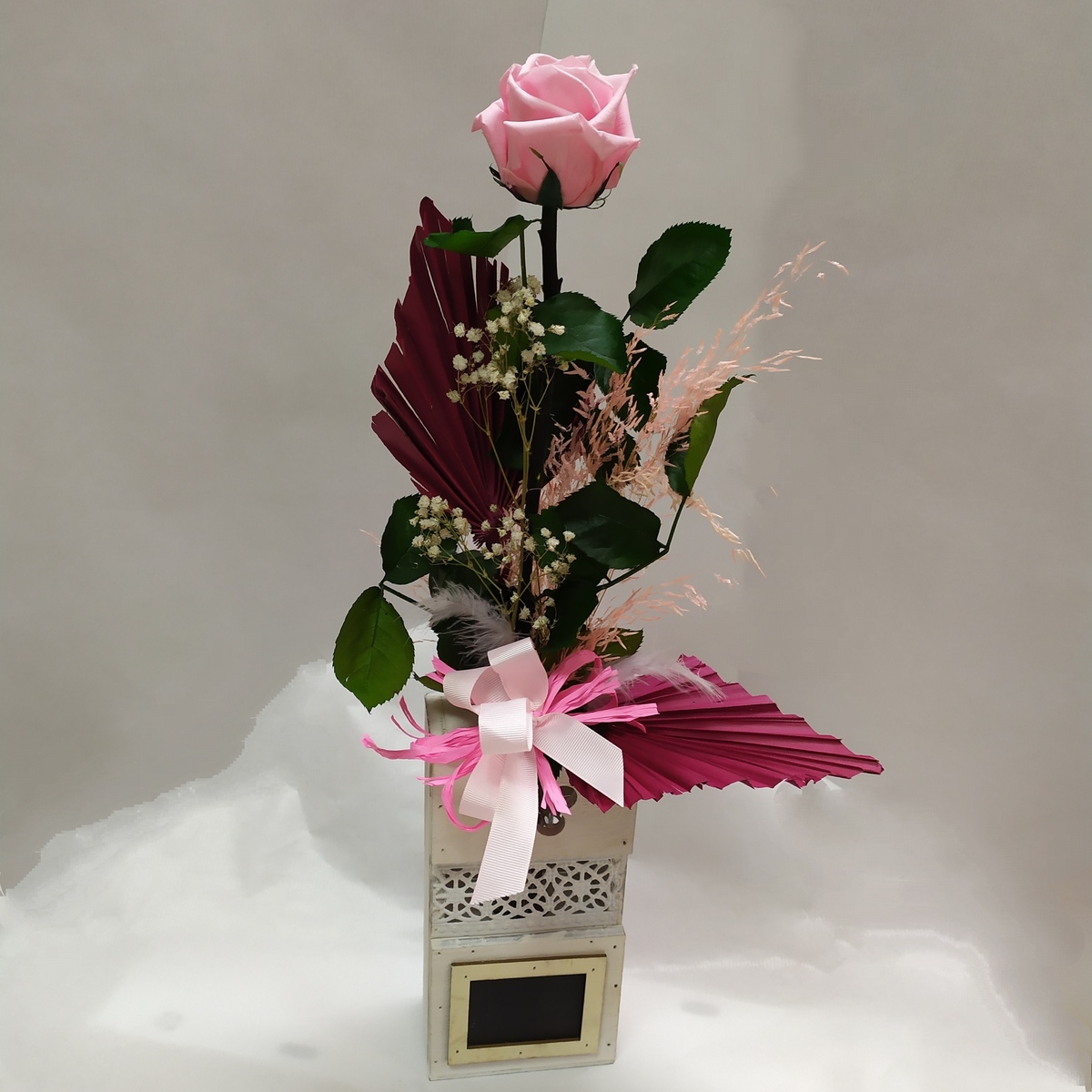 Rosa eterna rosa en recipiente de madera | Envío 48/72 horas | Zerca